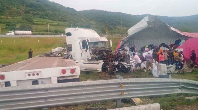 Se accidenta tráiler en la región de Copándaro de Galeana