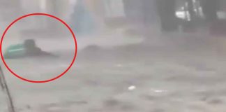 #VIDEO || Motociclista repartidor es arrastrado por la corriente en Tulpetlac, Ecatepec, tras intensas lluvias