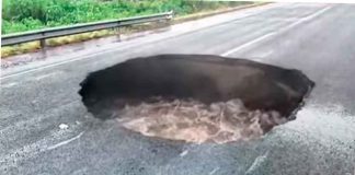 #AlertaVial || Socavón afecta carretera Apatzingán – Múgica tras fuertes lluvias