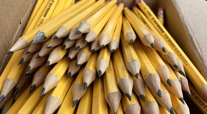 Gabriel Molinero impulsa entrega de paquetes escolares gratuitos en apoyo a las familias