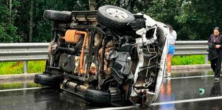 Se registra choque volcadura de camioneta en la Siglo XXI