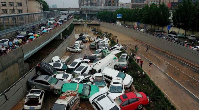 #VIDEO || Inundaciones paralizan Zhengzhou por intensas lluvias