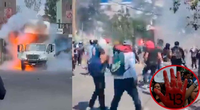 #ÚLTIMAHORA #VIDEO || Protesta radical por Ayotzinapa: Encapuchados derriban puerta del Campo Militar 1 y prenden fuego a un camión