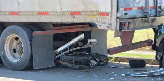 Motociclista es embestido por una camioneta y proyectado debajo de un tráiler, en Zamora