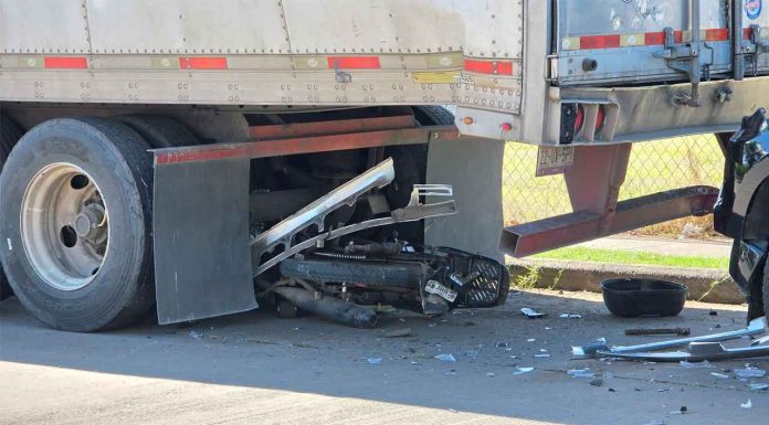 Motociclista es embestido por una camioneta y proyectado debajo de un tráiler, en Zamora