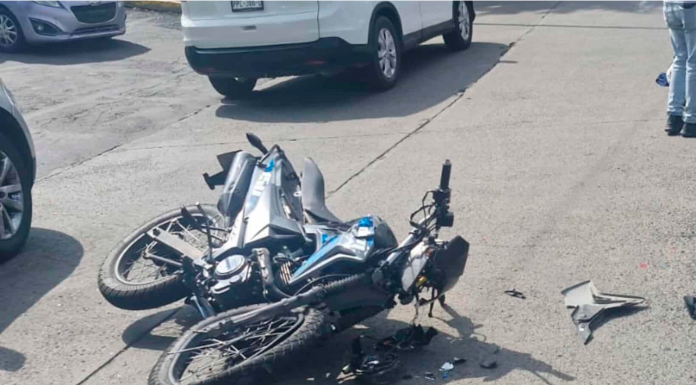 Motociclista resulta herido tras chocar contra auto en la Av. Solidaridad de Morelia