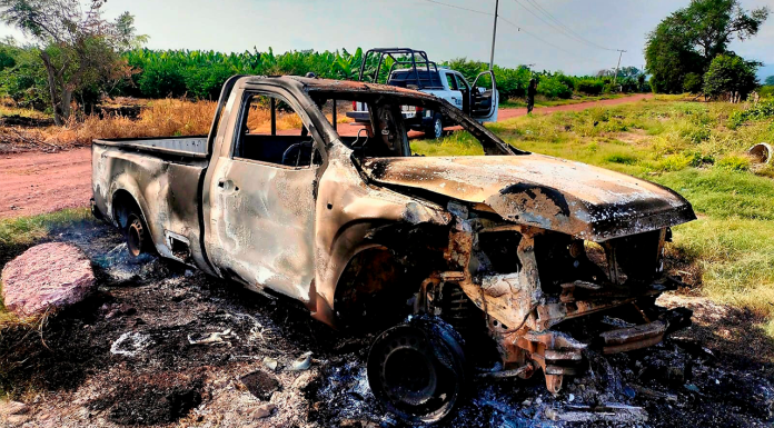 Mientras atendían reporte de camioneta calcinada, lanzan explosivo contra policías en Chandio