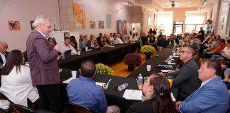 Bedolla escucha a migrantes y acuerda acciones de coordinación