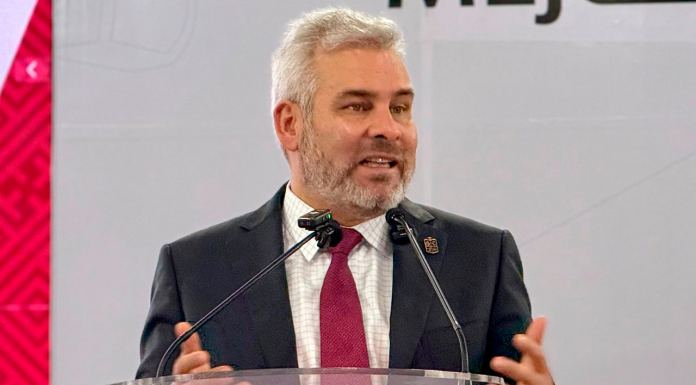 Ramírez Bedolla corrige a edil de Coahuayana: no puede suspender clases