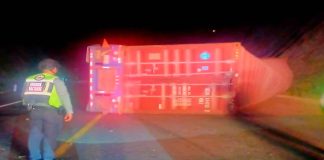 Vuelca tráiler en la autopista Siglo XXI; no hay víctimas