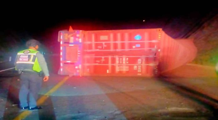 Vuelca tráiler en la autopista Siglo XXI; no hay víctimas