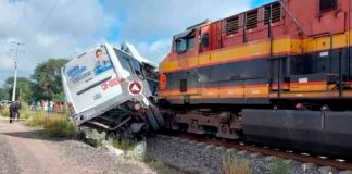 Choque entre camión de pasajeros y tren en Guanajuato deja cinco muertos