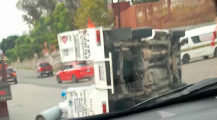 Vuelca camioneta gasera en el Libramiento Norte de Morelia