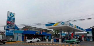 Sujetos armados asaltan gasolinera y tienda de conveniencia, en Uruapan
