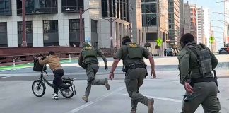 Repartidor en bicicleta deja atrás al ICE y escapa de redada