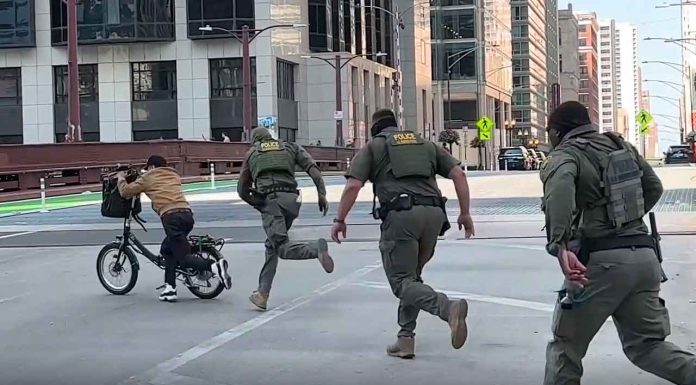Repartidor en bicicleta deja atrás al ICE y escapa de redada