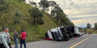 Vuelca camión aguacatero en la autopista Uruapan – Pátzcuaro; no hay víctimas