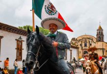 Julio Arreola encabeza desfile del 215 Aniversario de la Independencia en Pátzcuaro