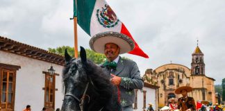 Julio Arreola encabeza desfile del 215 Aniversario de la Independencia en Pátzcuaro