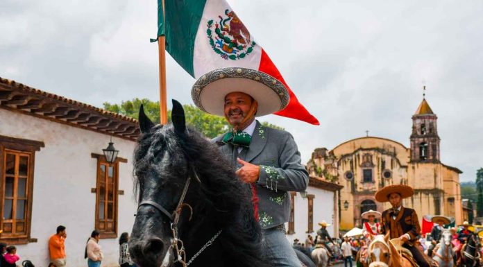Julio Arreola encabeza desfile del 215 Aniversario de la Independencia en Pátzcuaro