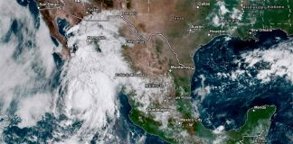 #SEGUIMINTO|| Lorena se debilita, pero sigue provocando lluvias y fuertes vientos en México