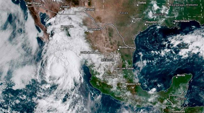 #SEGUIMINTO|| Lorena se debilita, pero sigue provocando lluvias y fuertes vientos en México