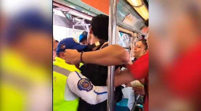 #VIDEO|| Intentan detener a estudiantes por cantar en el metro