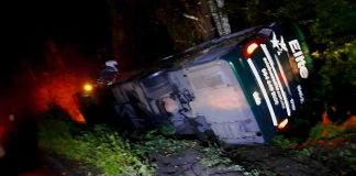 Vuelca autobús de pasajeros en Tacámbaro; hay 12 heridos