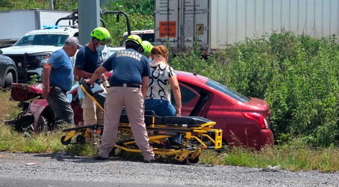 Una mujer herida en choque de tráiler y auto, en el Libramiento Norte de Zamora
