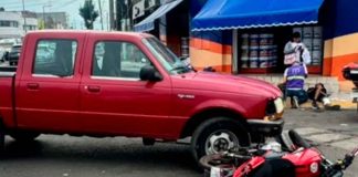 Ocurre choque entre camioneta y moto en Av. Siervo de la Nación; hay 1 herido