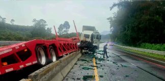 Tractocamión con “lowboy” choca contra objeto fijo en la Siglo XXI