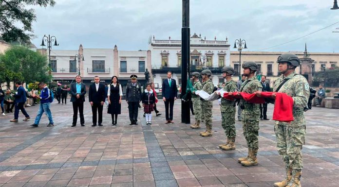 Con izamiento y debelación del programa, arrancan las fiestas patrias en Morelia