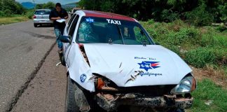 Joven motociclista grave tras choque frontal con taxi en Apatzingán