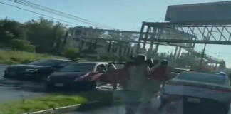 #VIDEO || Automóvil cae en mega bache oculto por inundación en Bosques de San Sebastián, Puebla