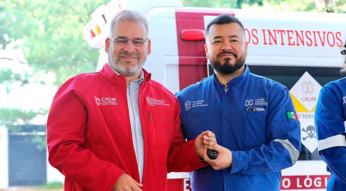 Más ambulancias, más vidas; entrega Bedolla 10 unidades de urgencias médicas