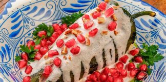 Chiles en nogada, un platillo muy mexicano; Profeco presenta precios mínimos y máximos de chile poblano y granada roja