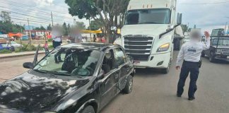 Auto y tractocamión protagonizan choque en la Av. Morelos Norte de Morelia