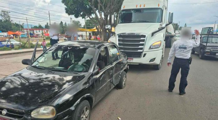 Auto y tractocamión protagonizan choque en la Av. Morelos Norte de Morelia