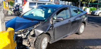 Automovilista choca contra objeto fijo en Calzada Ventura Puente, Morelia