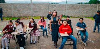 Dayana Pérez Mendoza entrega butacas a telesecundaria de La Palma