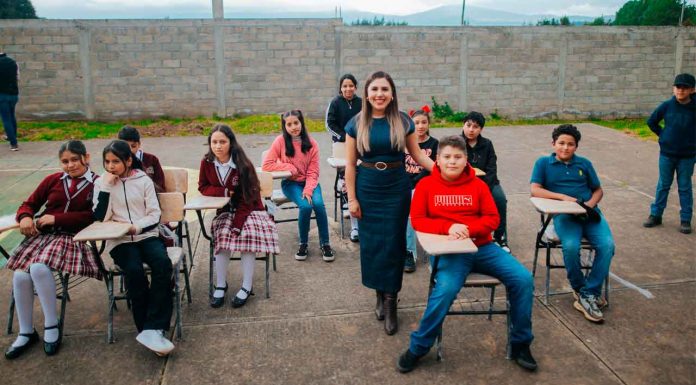 Dayana Pérez Mendoza entrega butacas a telesecundaria de La Palma