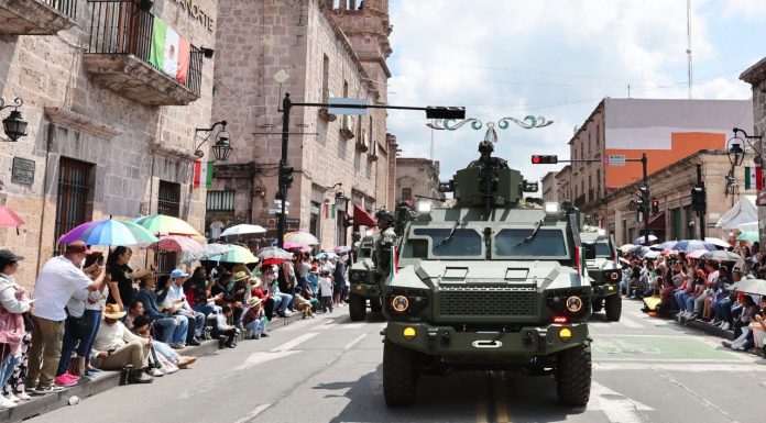 Con saldo blanco y en ambiente festivo concluyen desfiles por el 215 Aniversario de la Independencia en Michoacán