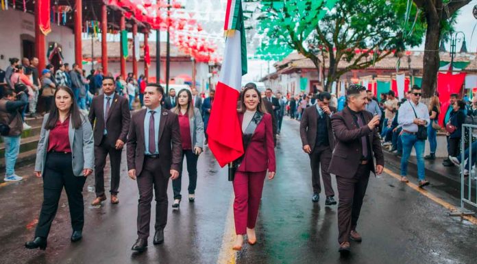 La presidenta municipal Dayana Pérez encabeza con solemnidad el desfile patrio en Salvador Escalante