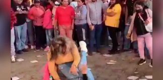 #VIDEO | Dos mujeres se pelean a golpes en la Feria del Taco; una de ellas se habría metido a la fila
