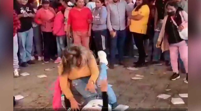 #VIDEO | Dos mujeres se pelean a golpes en la Feria del Taco; una de ellas se habría metido a la fila