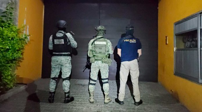 Asegura FGE 904 dosis de narcótico y equipo táctico durante cateo en Morelia; hay dos detenidos