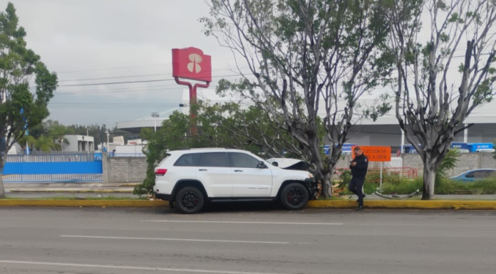 Camioneta choca contra árbol en el periférico de Morelia