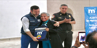 Yankel Benítez entrega mochilas de emergencia