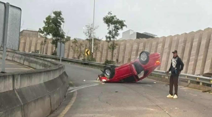 Vuelca automóvil en la zona de Tres Marías, Morelia