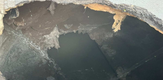 Accidente de camión de refrescos en Iztapalapa genera preocupación por socavón